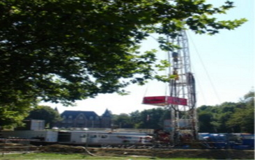 Doublet géothermique d’Epinay-sous-Sénart. Restauration des puits producteur (GESS2) et injecteur (GESS1). Appareil de forage/workover 100 t DAFORA France  (source : Pierre Ungemach)